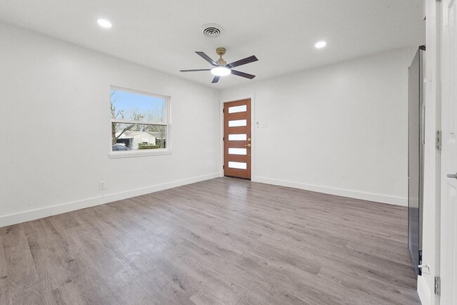 Building Photo - 2655 Larry Dr