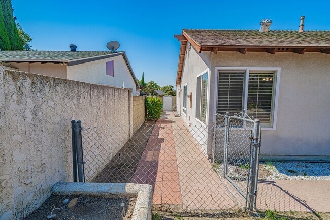 Building Photo - Single Story 3 Bedroom Home for Rent in Si...
