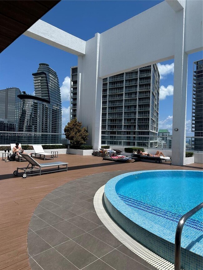 Building Photo - 500 Brickell Ave
