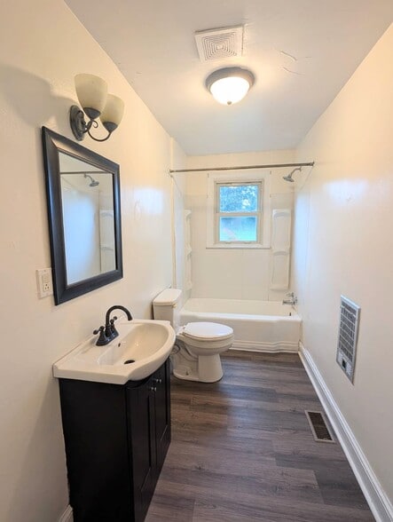 Building Photo - 401 Amber St