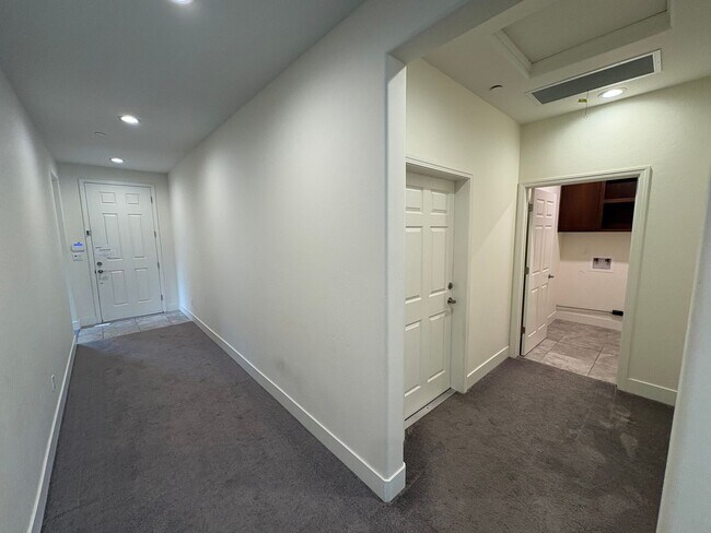 Building Photo - SE Visalia home Rent Ready!