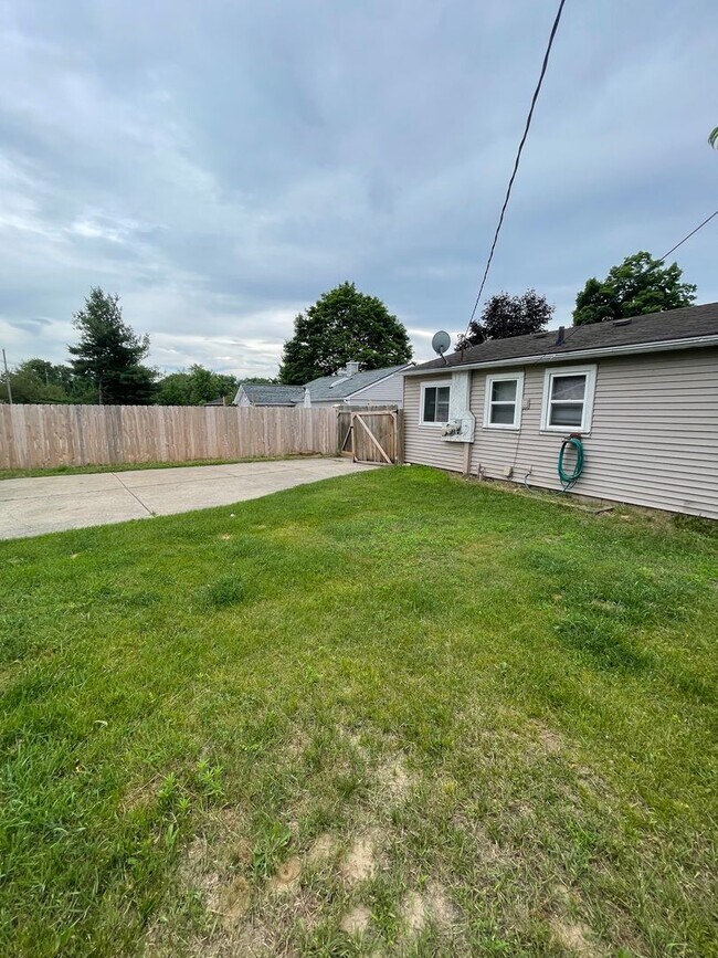 Building Photo - 2582 Roselawn St
