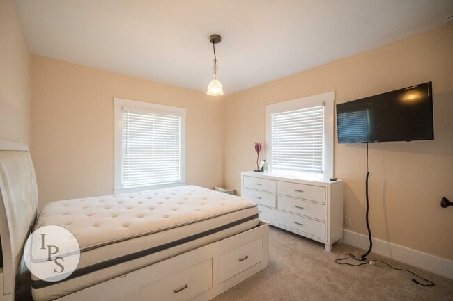 Building Photo - Beautifully Updated Fresno Tower Home, 3BR/2BA, plus Solar!!