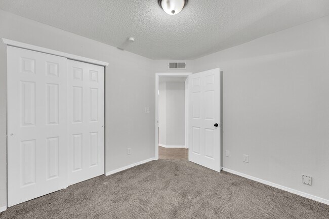 Building Photo - 10400 Valle Koki Dr