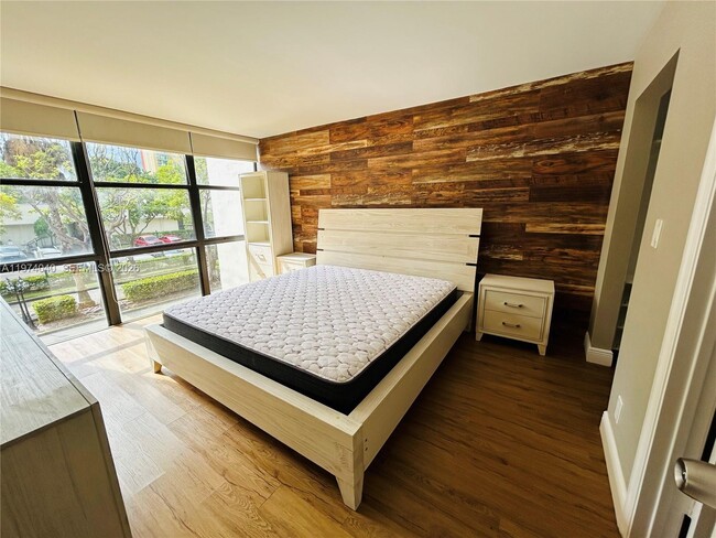 Building Photo - 17021 N Bay Rd