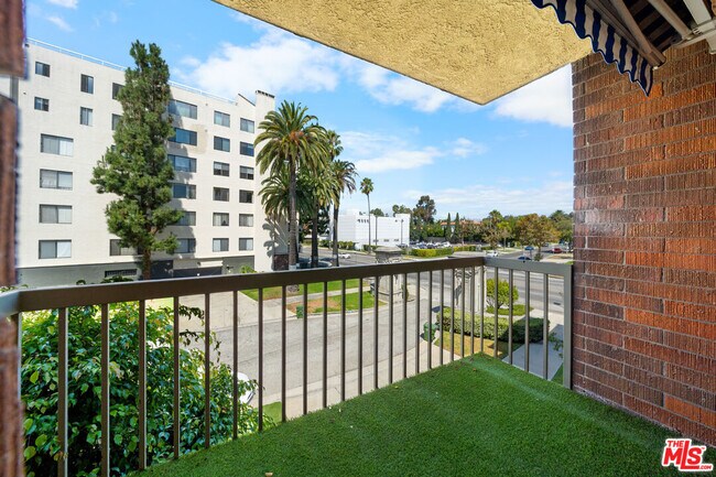 Building Photo - 4444 Wilshire Blvd