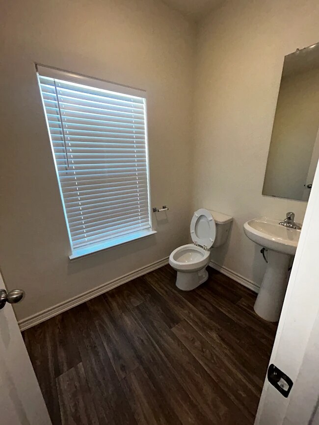 Building Photo - Beautifully Designed 4BR/2.5BA Home In The Charming Town of Elgin