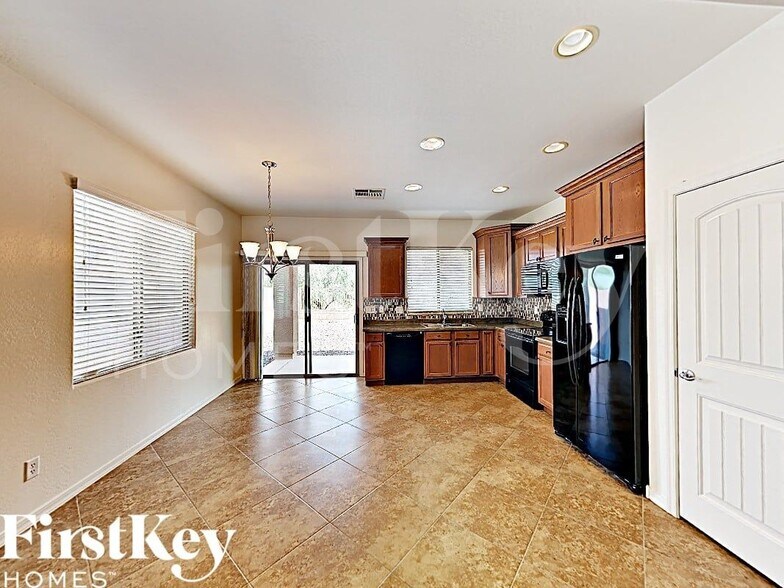 Building Photo - 802 W Love Rd