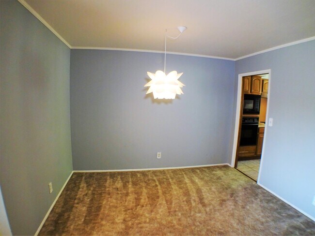 Building Photo - 226 W 6th Ave