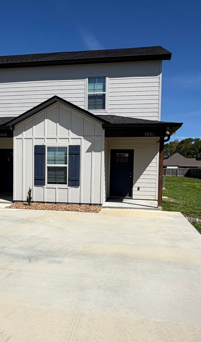 Building Photo - 102 Glade Blvd