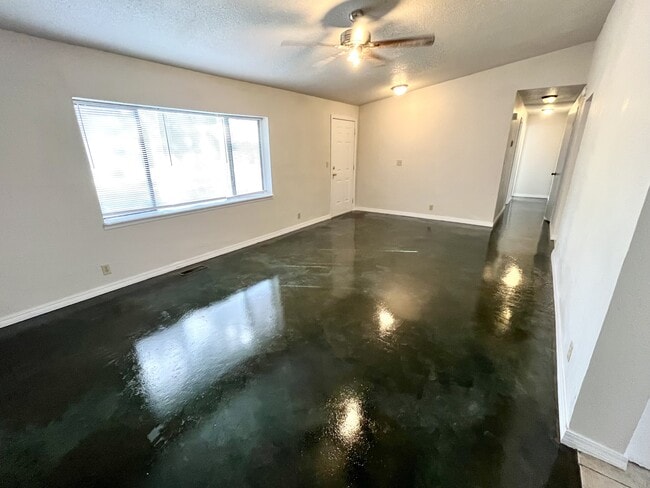 Building Photo - 67 Rungis Rd