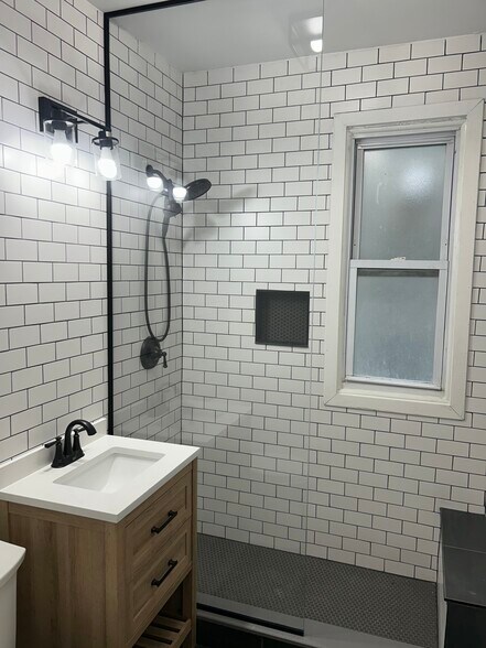 Bathroom - 1952 W Henderson St