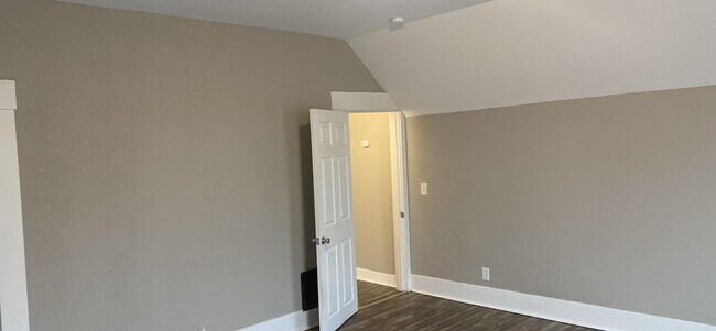 Building Photo - 107 N Second 4BR/2BA (Trenton)