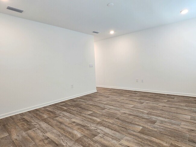 Building Photo - Lovely 4/2 available now in Raley Farms of...