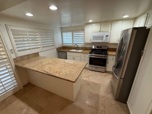 Building Photo - 4-Bedroom Plus Bonus Room Home with Golf C...
