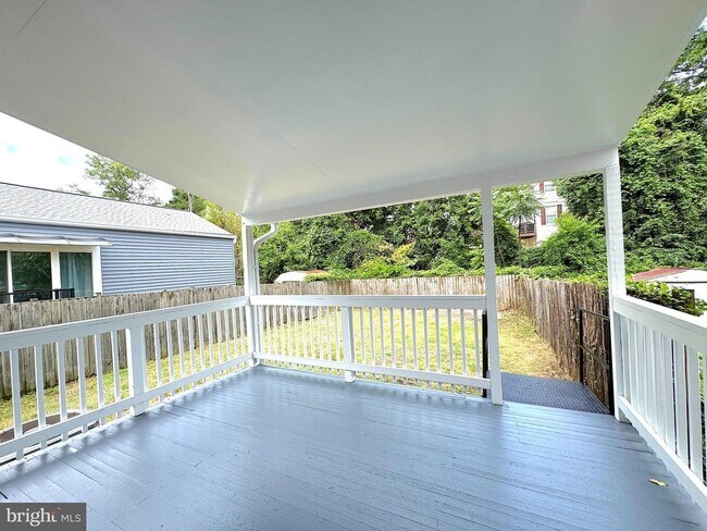 Building Photo - 5700 Fenwick Dr