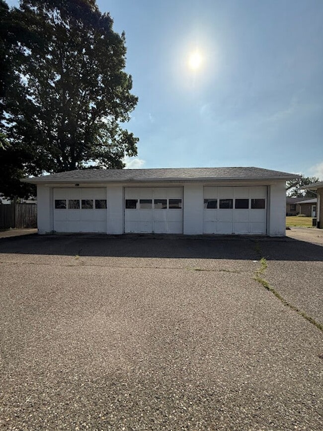 Building Photo - 2 Bedroom, 1 Bathroom Ready for Rent!