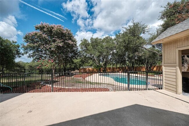 Building Photo - 2105 Vivian Dr