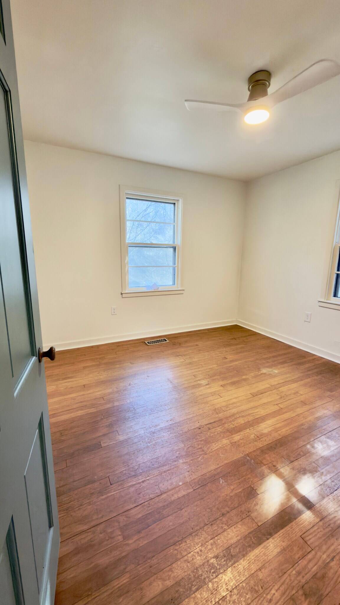 Building Photo - 3413 Montlake Dr