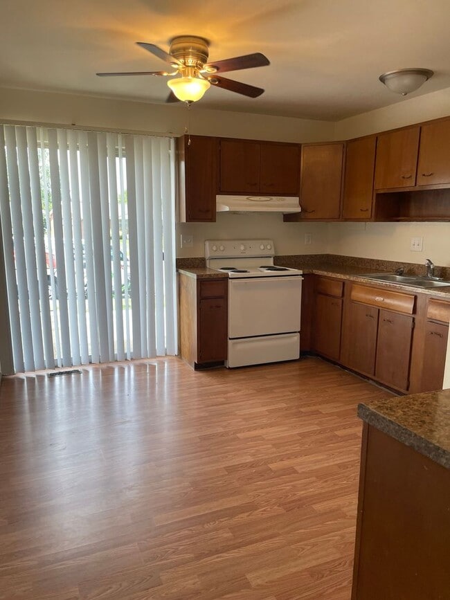 Building Photo - 2 bedroom ranch style apartment