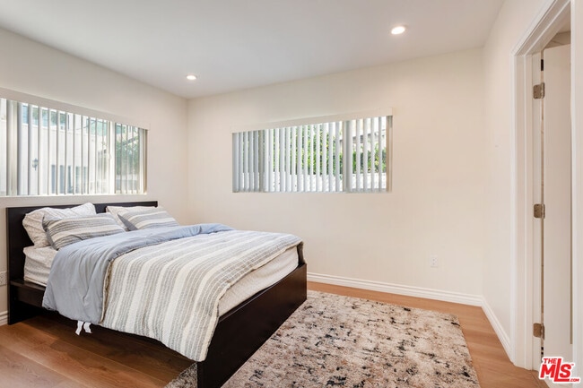 Building Photo - 1419 N Orange Dr