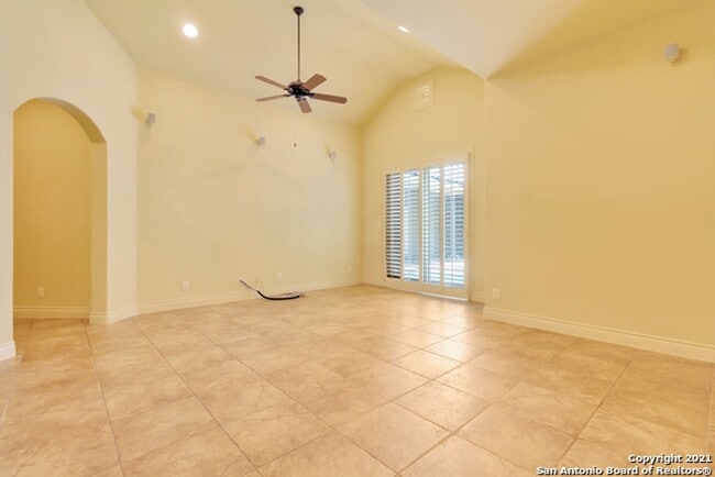 Building Photo - 4 Bedroom/4 Bath Champion Ridge Subdivision