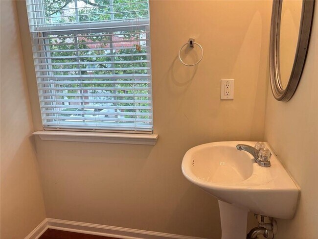 Building Photo - 2215 Landing Walk Dr
