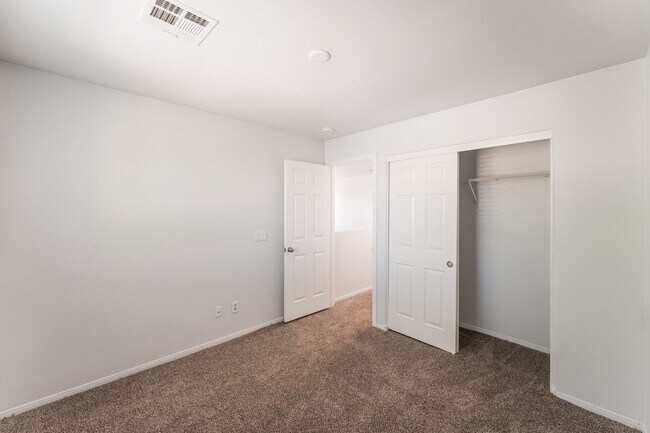 Building Photo - You're going to love this 4 bedroom 2.5 bath! Looks and Feels Brand New!