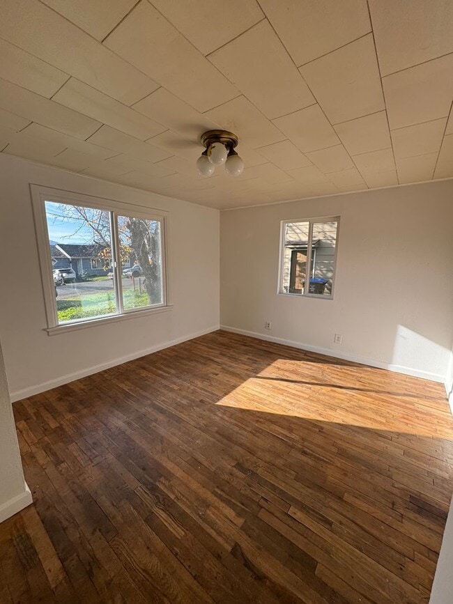 Building Photo - Myrtle Creek 2-Bedroom Home with Garage