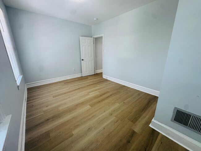 Building Photo - Remodeled 3bd/1 House with Rear yard!! SEC...