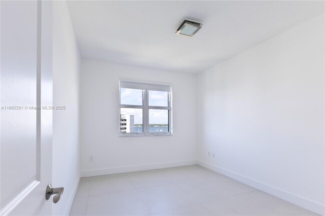 Building Photo - 7900 Harbor Island Dr