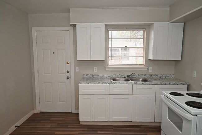 Building Photo - 600 E 1st St