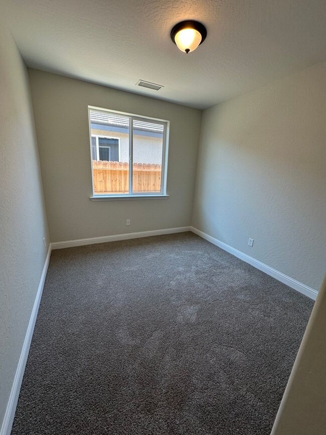Building Photo - Brand new home in Kerman Ca