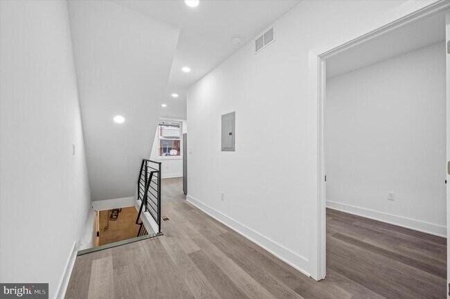 Building Photo - 5719 Cambridge St