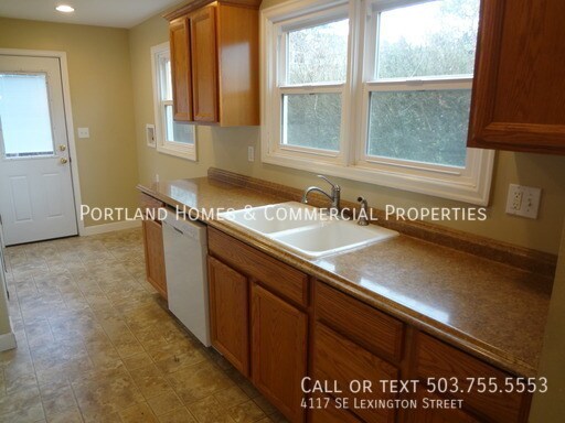 Building Photo - Charming Single Level Ranch-style House.