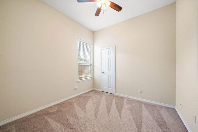 Building Photo - 912 Sweet Pine Dr