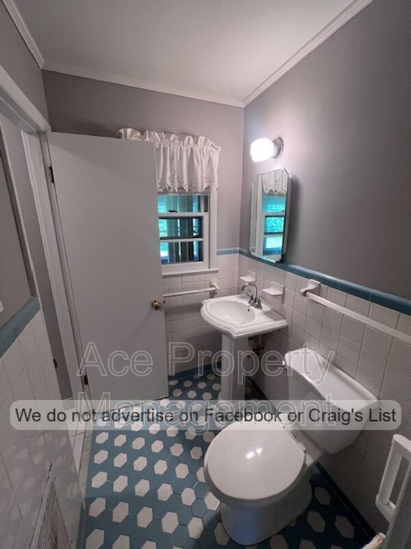 Building Photo - 255 Greenbriar Dr