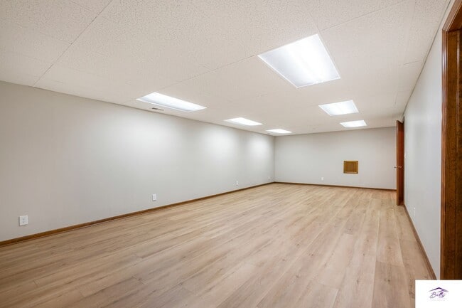 Building Photo - AVAILABLE NOW!