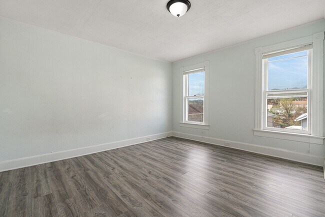 Building Photo - Unbeatable 4 Bedroom home in Greensburg available July 1!
