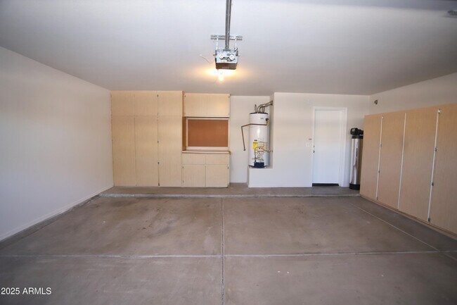 Building Photo - 842 N Naples Dr