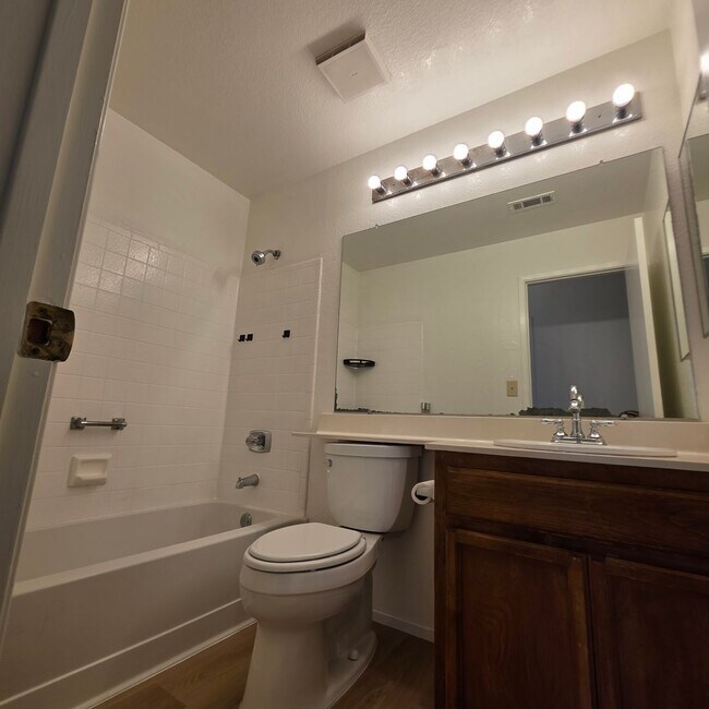 Building Photo - 3bd/2ba Single Story, Fresh Updates, Huge Backyard