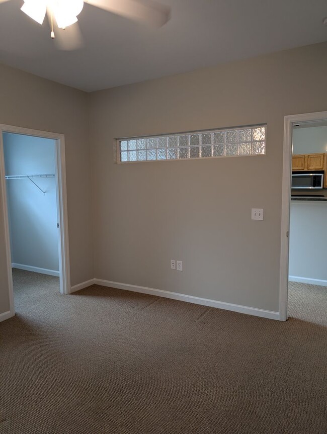 Building Photo - Cozy Condo in Wisteria Condominiums!