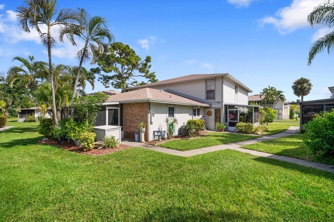 Building Photo - Beautiful Two-story condo 2bedrooms 2 baths with garage in Fort Myers