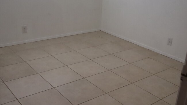 Building Photo - 90 NE Freihage Dr