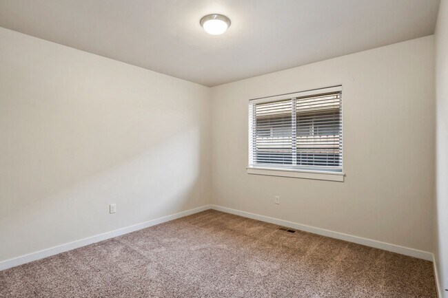 Building Photo - 4 Bedroom Home: Fenced Backyard & Great Location!