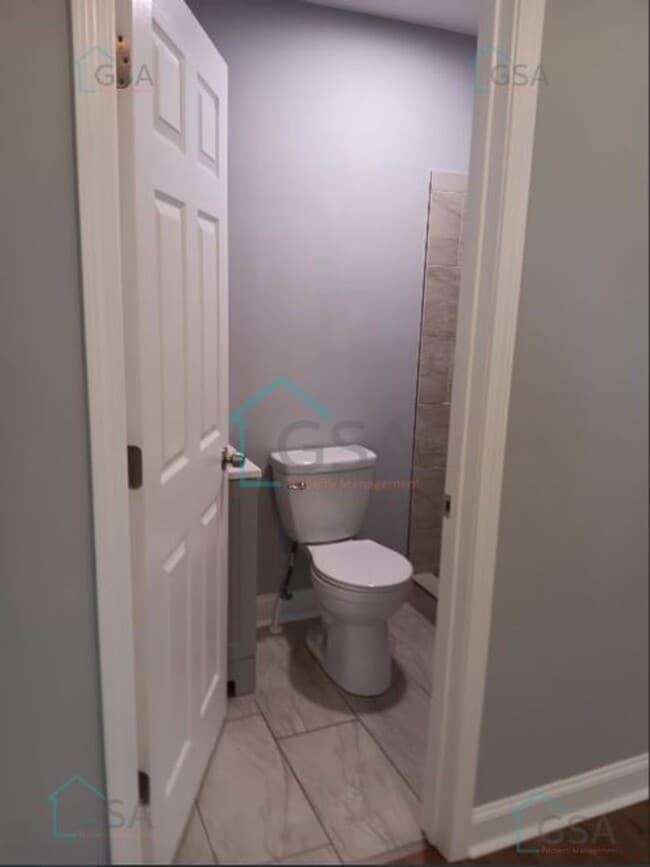 Building Photo - 3 Bedroom 2 Bath Available!