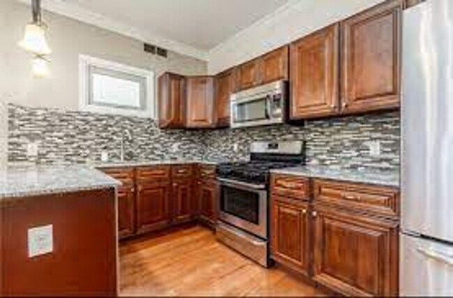 Primary Photo - 209 S Goodman St