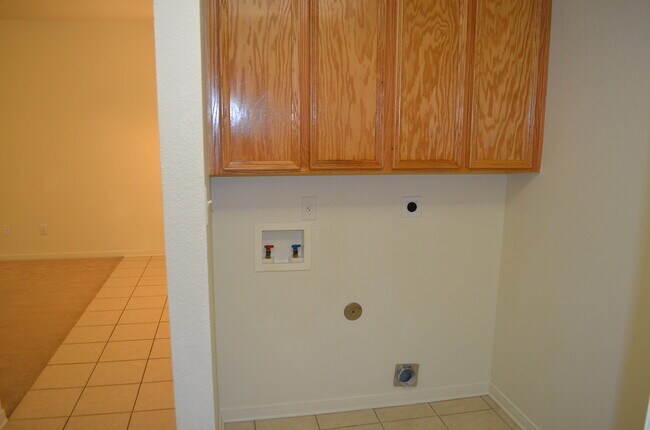 Building Photo - 910 Crymes Ln