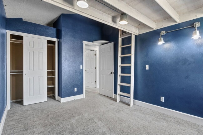 Building Photo - Beautiful 4 Bedroom Home with Backyard The...