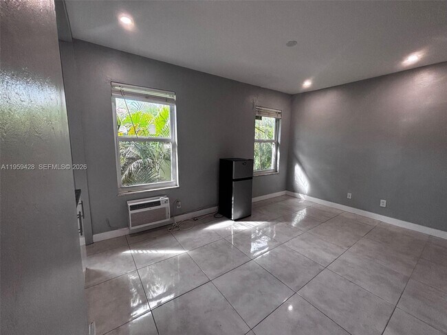 Building Photo - 319 W 28th St